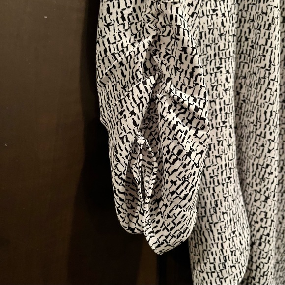 NWT White House Black Market 3/4 Sleeve Keyhole Painted Texture Blouse size S - Picture 5 of 11